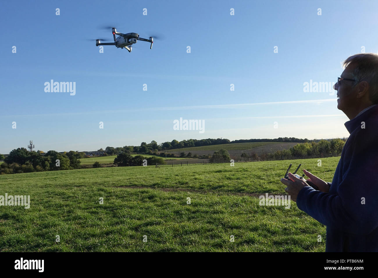 Il pilota inizia la formazione di volo sul Mavic 2 Pro drone Foto Stock