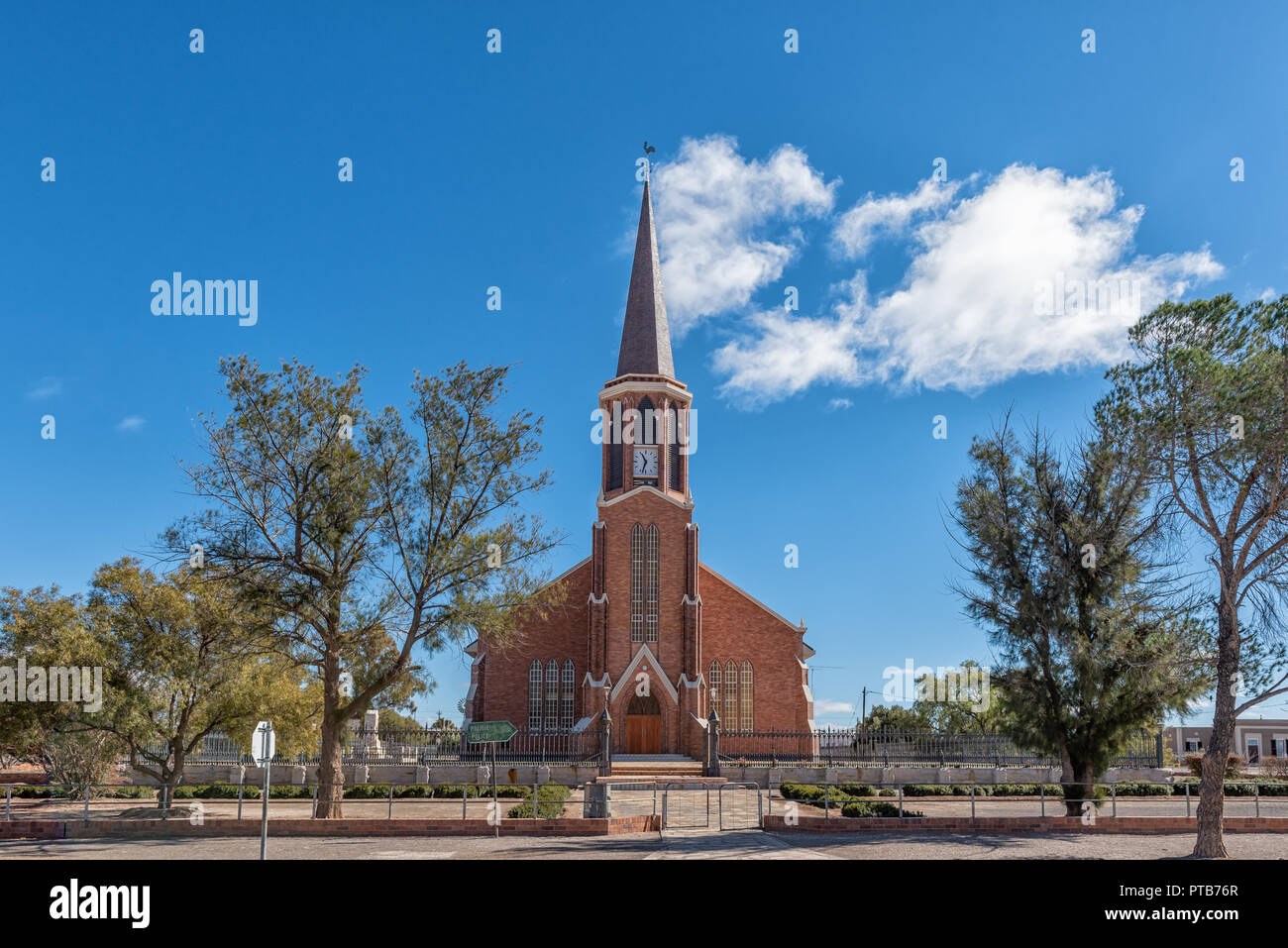 FRASERBURG, SUD AFRICA, 7 agosto 2018: una scena di strada con la chiesa olandese riformata, in Fraserburg nel Capo Settentrionale Foto Stock