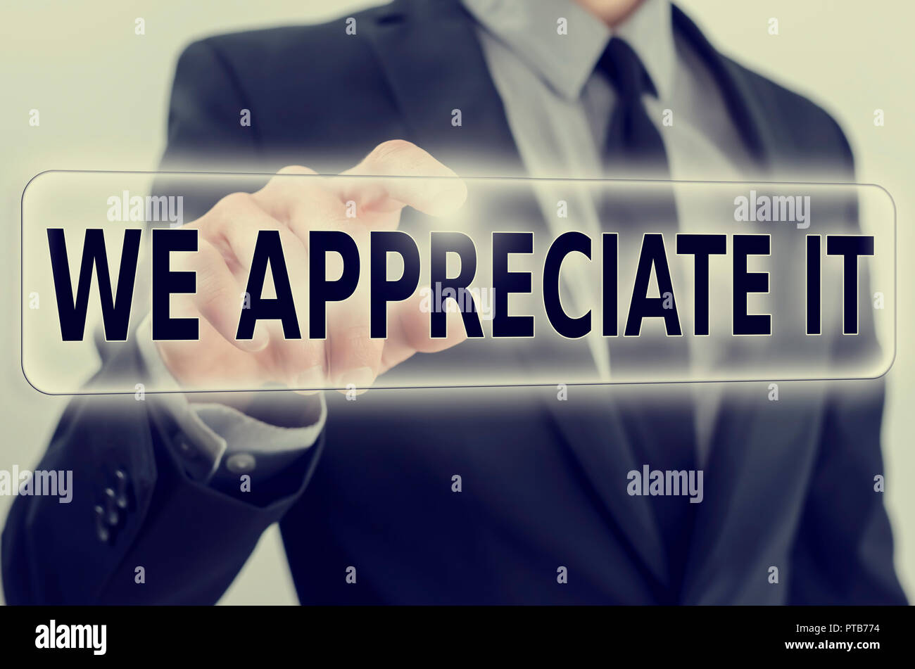 Imprenditore in un vestito di attivare un - Lo apprezziamo - Icona di feedback in una barra di navigazione su uno schermo virtuale o di interfaccia con il suo dito in un concep Foto Stock