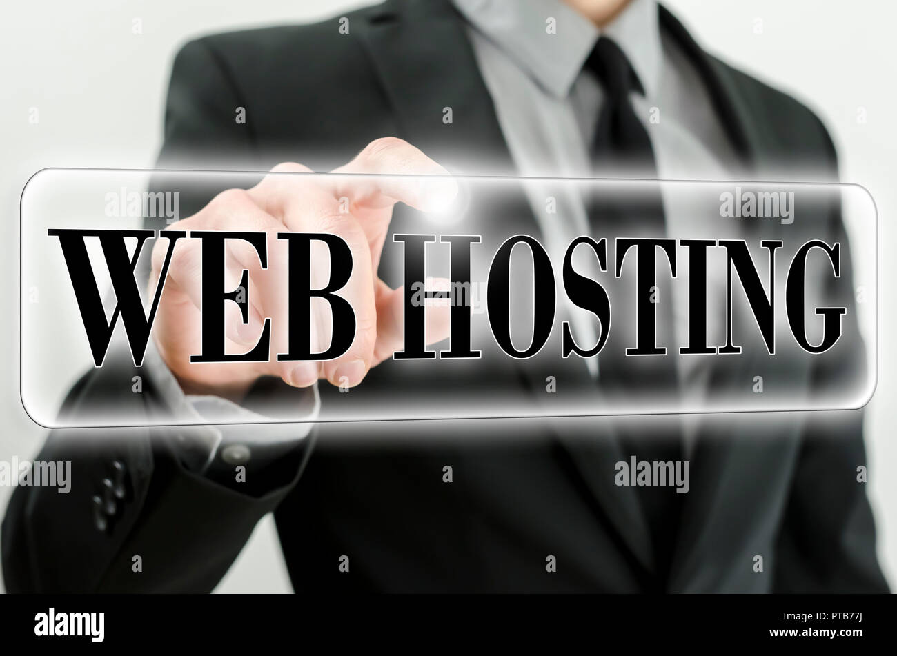 Primo piano della mano maschio scelta di web hosting icona sullo schermo virtuale. Foto Stock