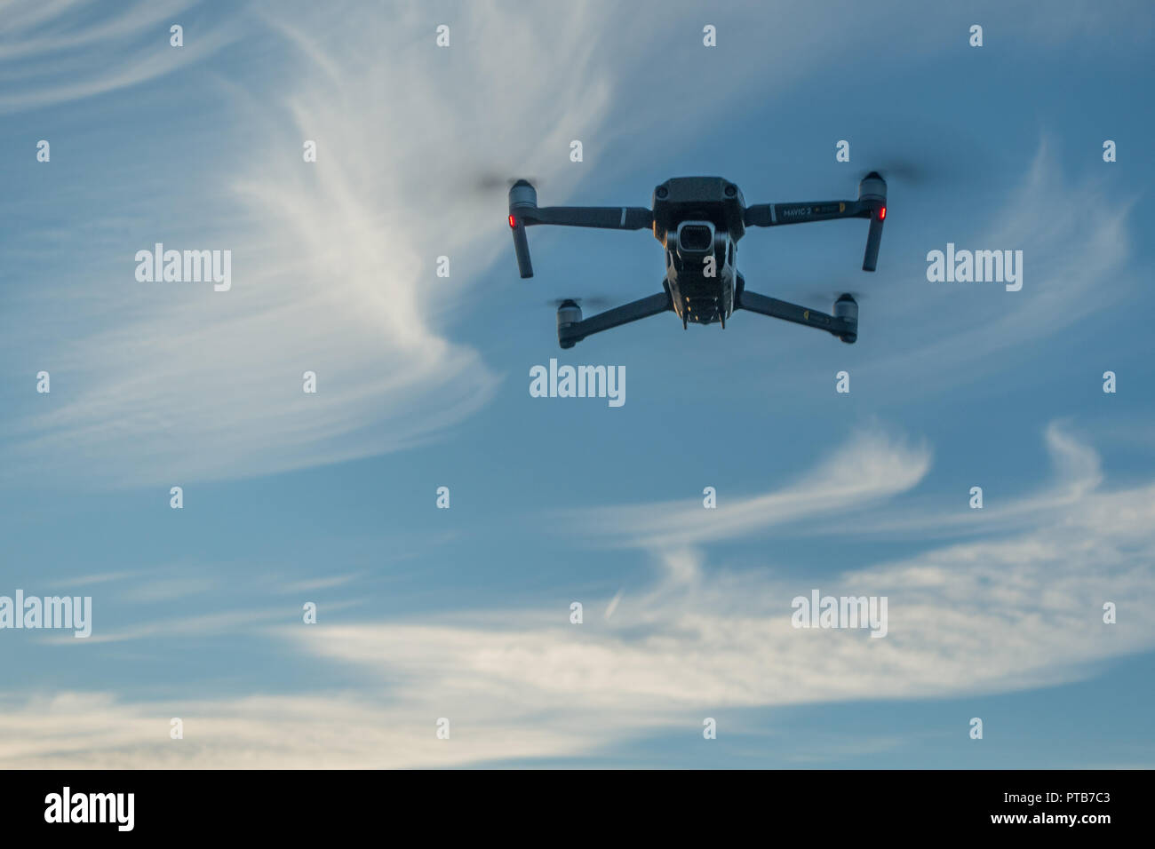 Mavic 2 Pro Drone da DJI in volo contro un cielo blu con nuvole di vorticazione, rivolta verso la telecamera. Rotherham South Yorkshire Foto Stock