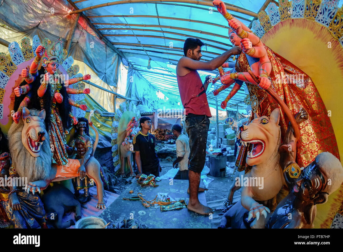 Un artista decora un idolo della dea Indù Durga, la matriarca di potere e di prosperità, precedendo il Festival di Dashain. Dashain è uno del più grande festival celebrato da indù in Nepal, durante questo festival sacrificio Nepalese animali come la capra, bufali, ovini, gallina e anatra di offrire e di culto dea Indù Durga e celebrare la vittoria sul male. Foto Stock