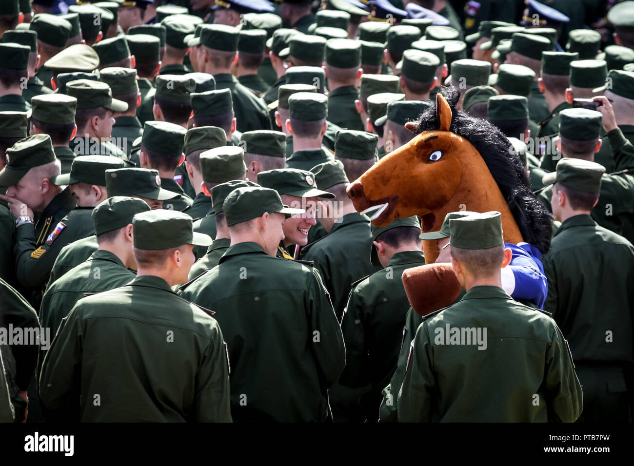 Esercito Russo soldati visto in chat con un cavallo-vestito performer, che simboleggiano l'esercito sport di squadra mascotte durante l'attesa per l'apertura ufficiale dell'esercito difesa-2016 mostra tecnologica. Foto Stock