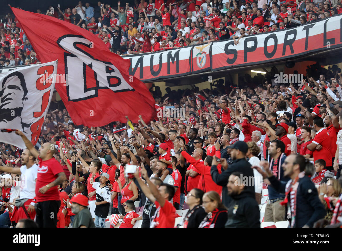 SL Benfica sostenitori visto in azione durante il campionato NN. 2018/19 partita di calcio tra SL Benfica vs FC Porto. (Punteggio finale: SL Benfica 1-0 FC Porto). Foto Stock