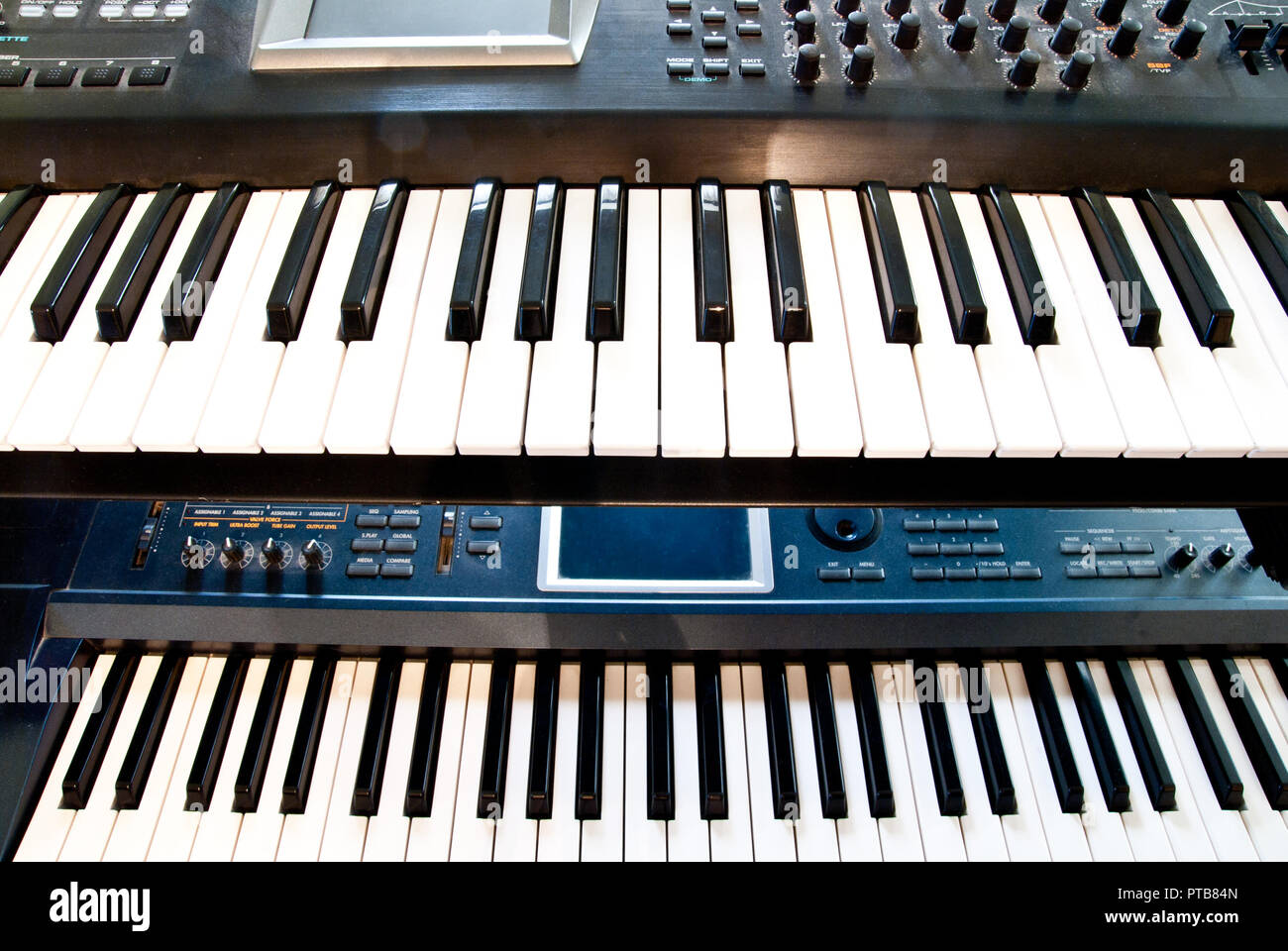 Sintetizzatore elettronico con tastiera e manopole closeup Foto Stock