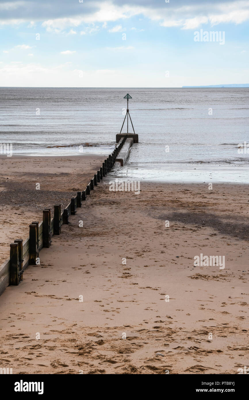 Una spiaggia groyne e la fine del marchio groyne proteso verso il mare a Exmouth, Devon, Inghilterra. Il 20 marzo 2018 Foto Stock