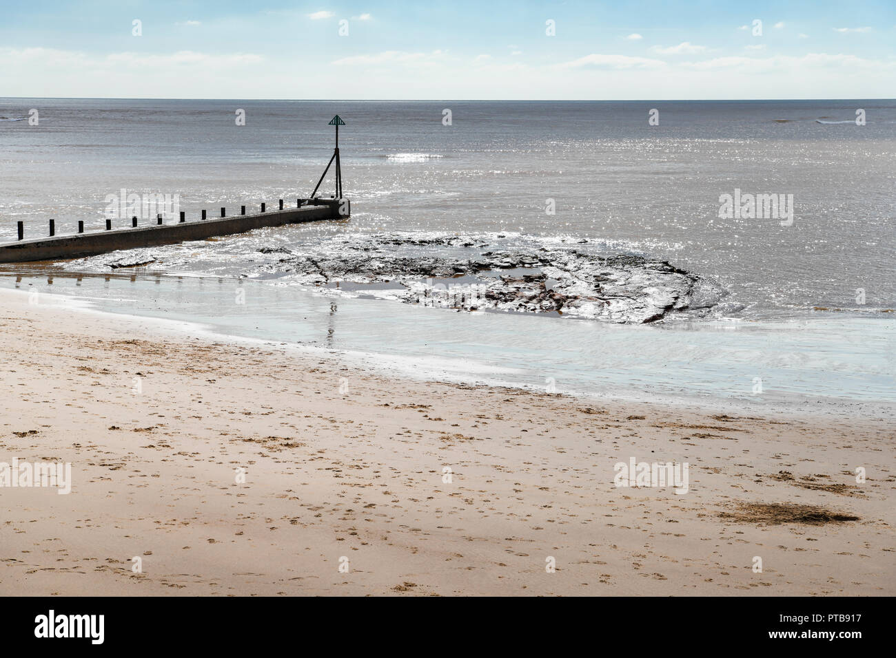 Una spiaggia groyne e la fine del marchio groyne proteso verso il mare a Exmouth, Devon, Inghilterra. Il 20 marzo 2018 Foto Stock