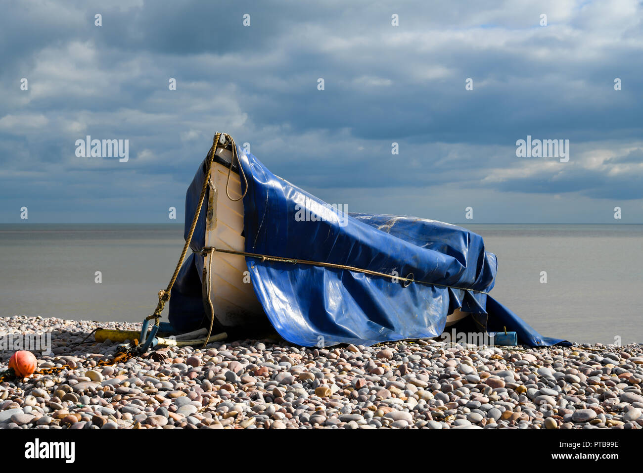 Bolina barche fino a Budleigh Salterton la spiaggia di ciottoli nel Devon, in Inghilterra. 21 Marzo 2018 Foto Stock