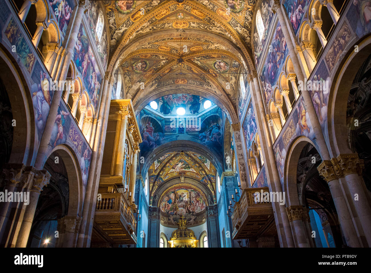 Colorato la chiesa italiana vista interna - soffitto Foto Stock