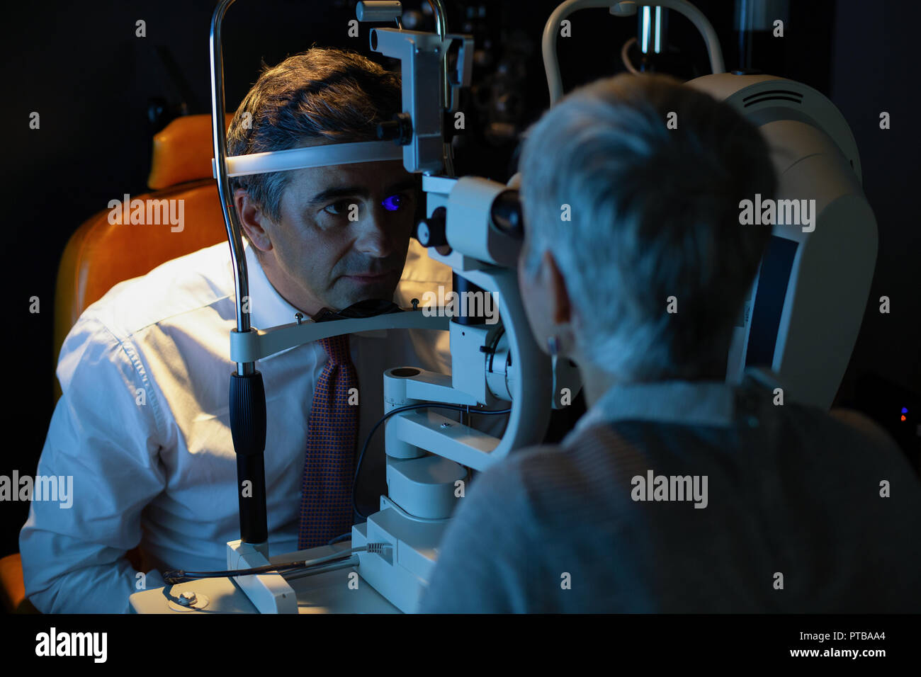 All'ottico optometrista esaminando gli occhi del paziente con lampada a fessura Foto Stock