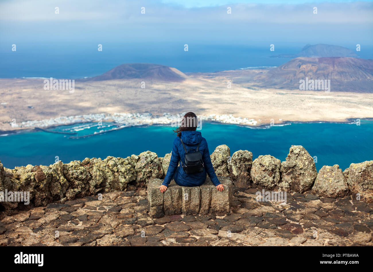 Traveler donna godendo di bellissimi paesaggi marini a viewpoint sull isola. Concetto di viaggio. Inverno in Isole Canarie Foto Stock