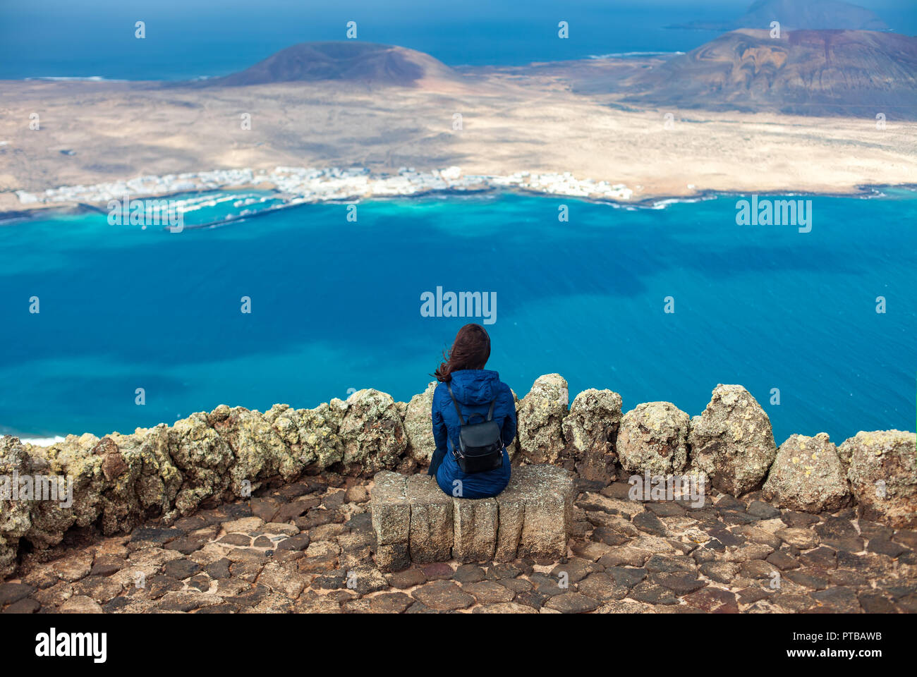 Traveler donna godendo di bellissimi paesaggi marini a viewpoint sull isola. Concetto di viaggio. Inverno in Isole Canarie Foto Stock