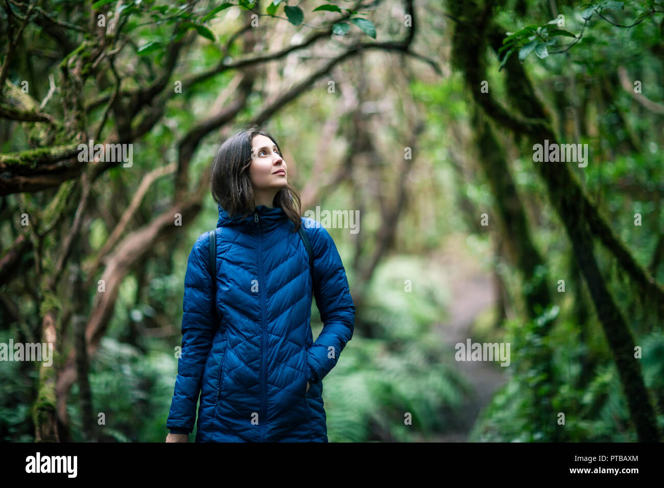 Giovane donna godere la natura in foresta laurel. Concetto di viaggio. Anaga Country Park, Riserva della Biosfera, Tenerife, Isole Canarie Foto Stock