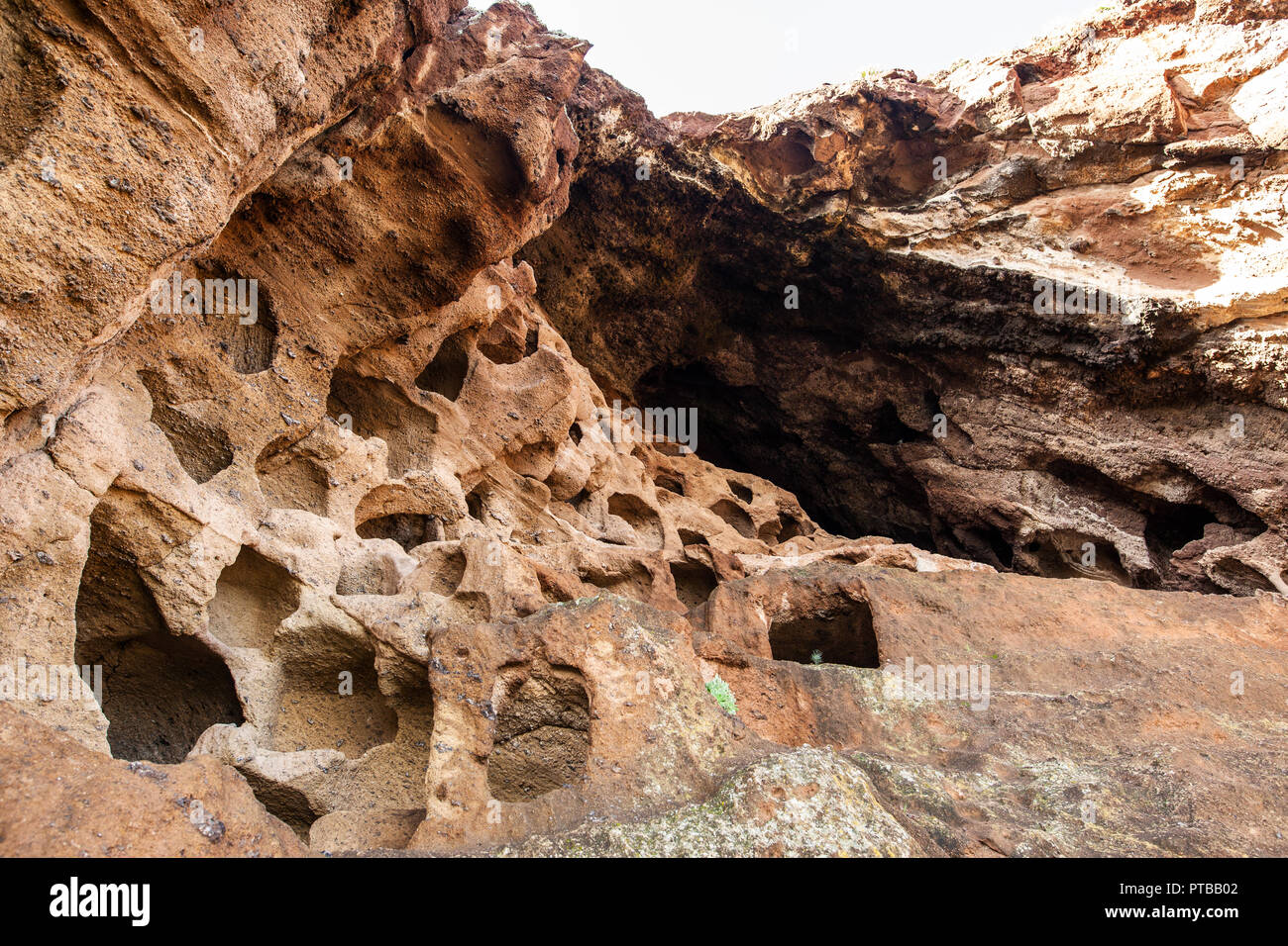 Grotte di aborigeni in Gran Canaria Isole Canarie Spagna. Abstract background. Cenobio de Valeron Foto Stock