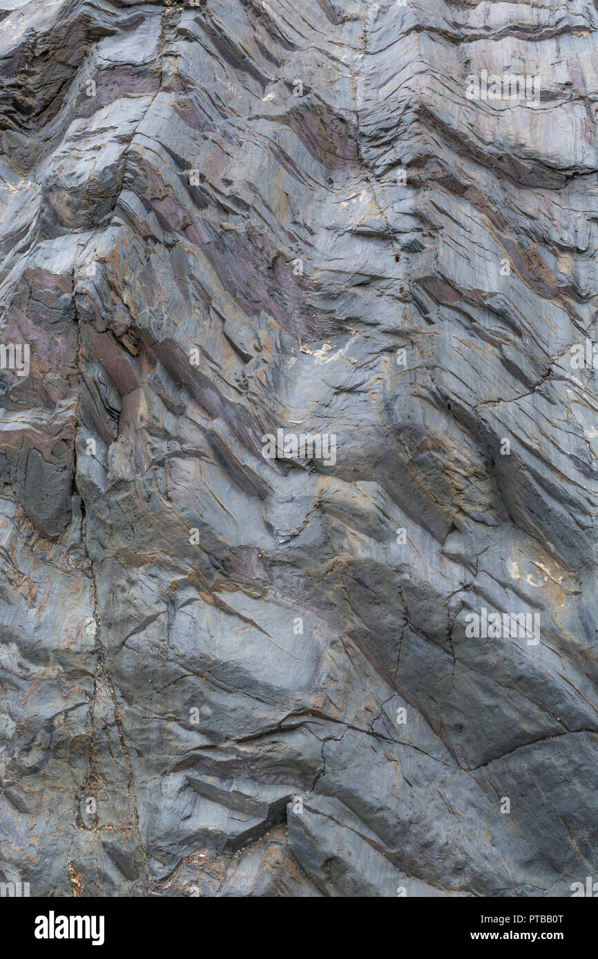 Alterate dal mare e in prossimità delle zone costiere superficie di roccia a Newquay. Foto Stock