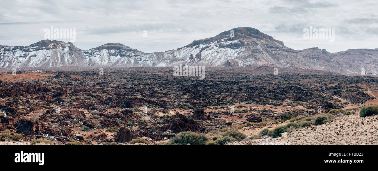 Unici paesaggi vulcanici del Parco Nazionale del Teide in inverno, Tenerife, Isole Canarie, Spagna. panorama di sfondo Foto Stock