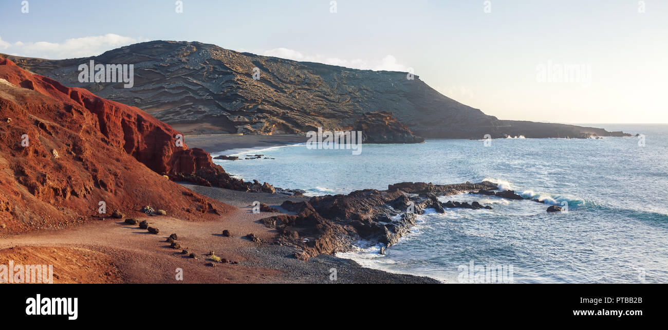 Panorama di un nero e rosso spiaggia vulcanica in El Golfo, Lanzarote, Isole Canarie. Sullo sfondo della natura Foto Stock