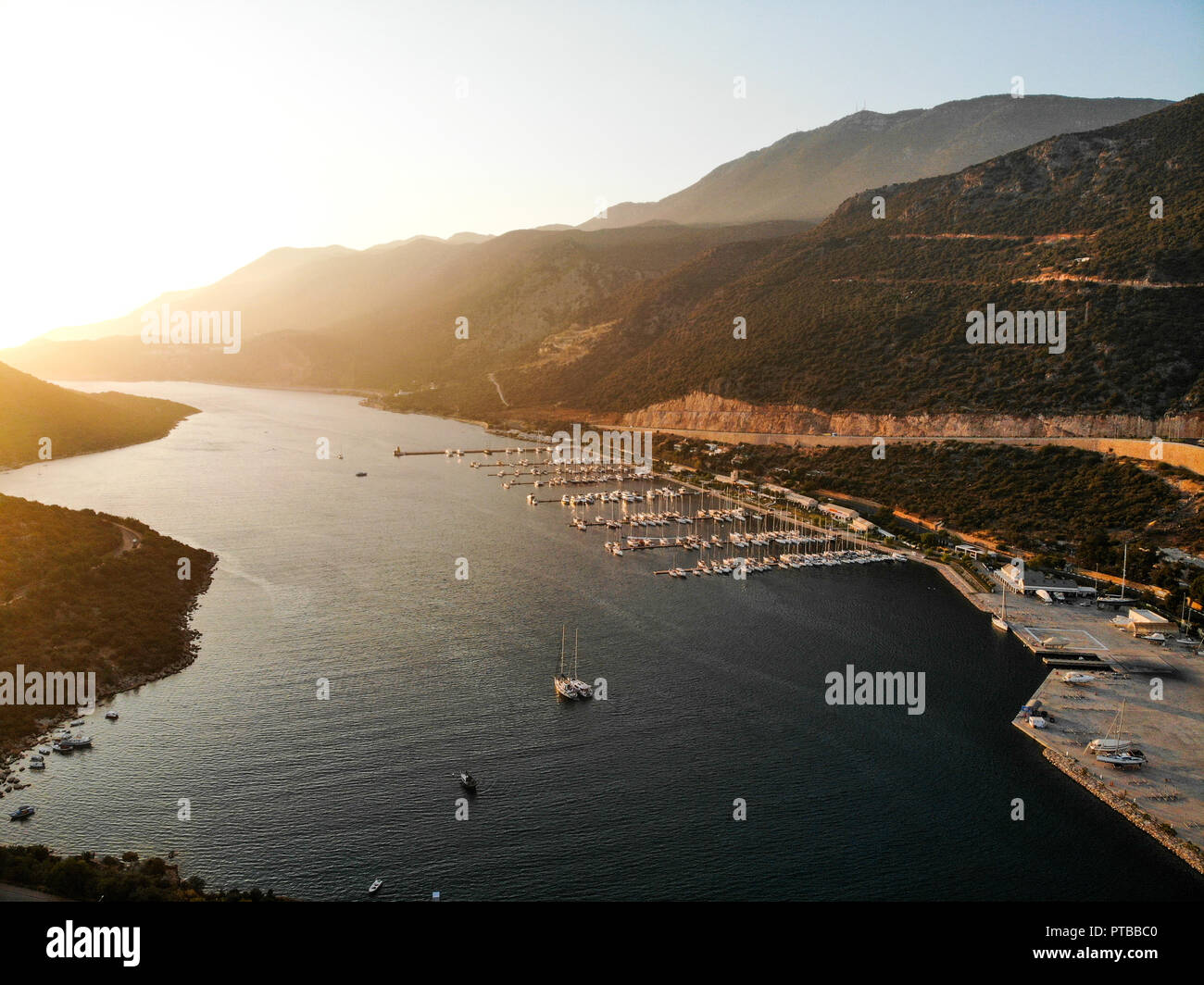 Antenna vista drone di Kas Marina Molo Dock con piccole barche e yacht in Turchia Antalya. Vacanze in Turchia Foto Stock