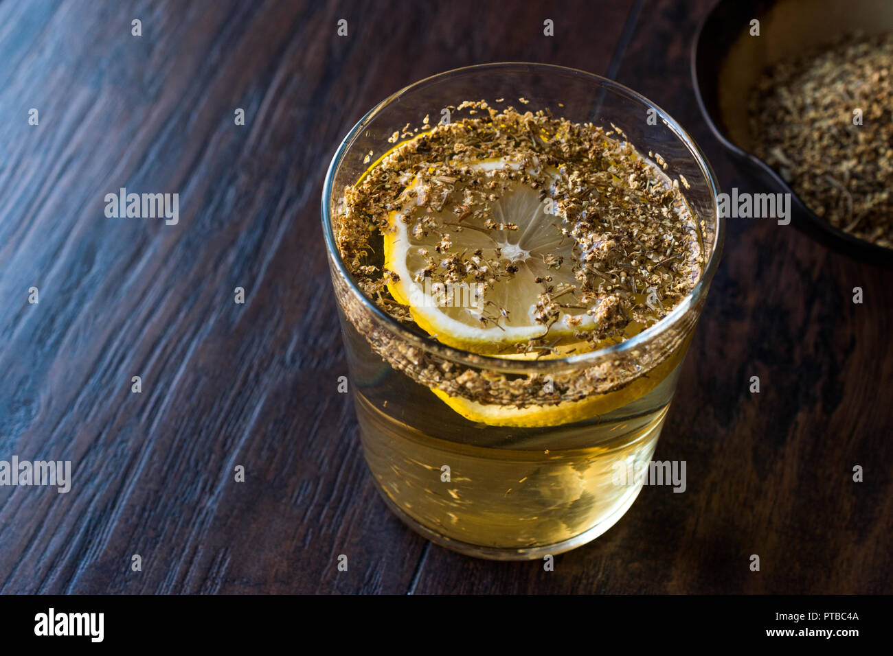 Lâ Elderflower Sciroppo con limone e essiccato sambuchi. Bevanda organica. Foto Stock