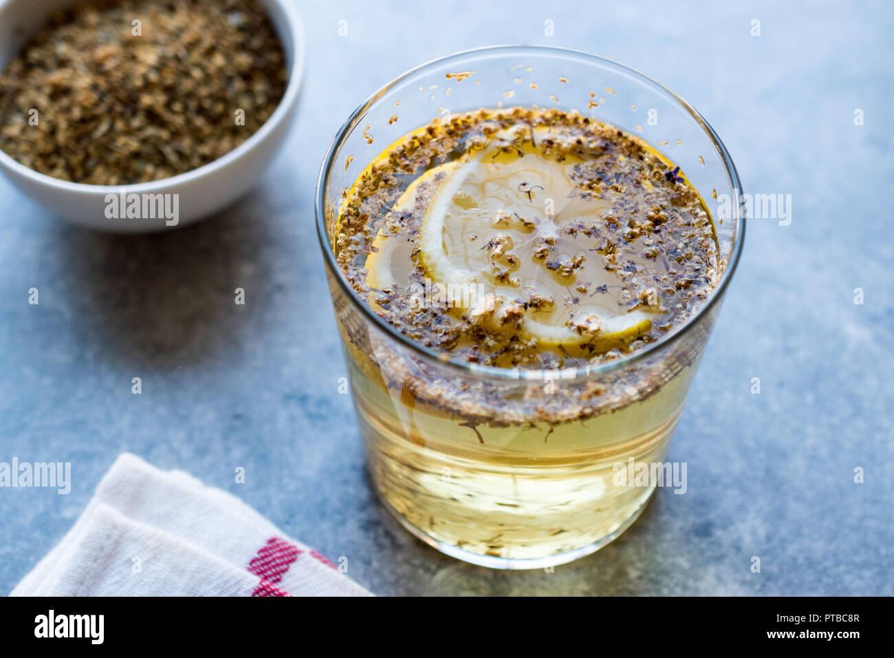 Lâ Elderflower Sciroppo con limone e essiccato sambuchi. Bevanda organica. Foto Stock