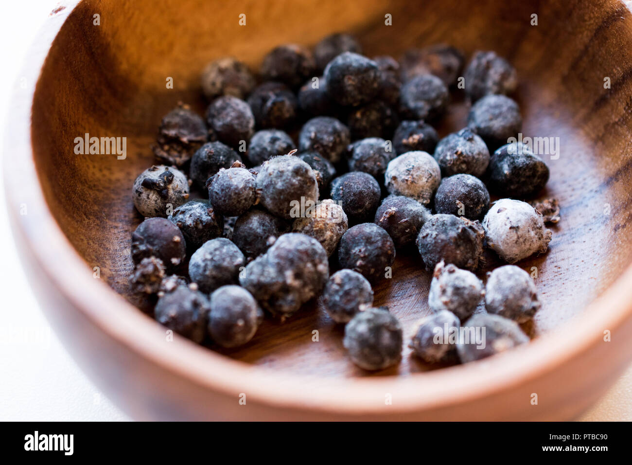 Nero greggio perle di tapioca in ciotola di legno. Prodotto organico. Foto Stock