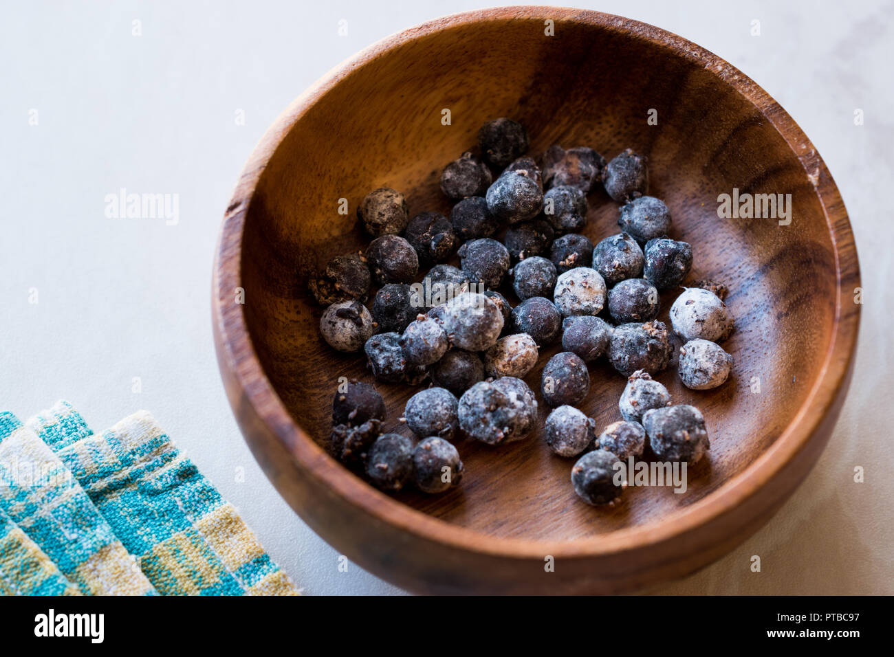 Nero greggio perle di tapioca in ciotola di legno. Prodotto organico. Foto Stock