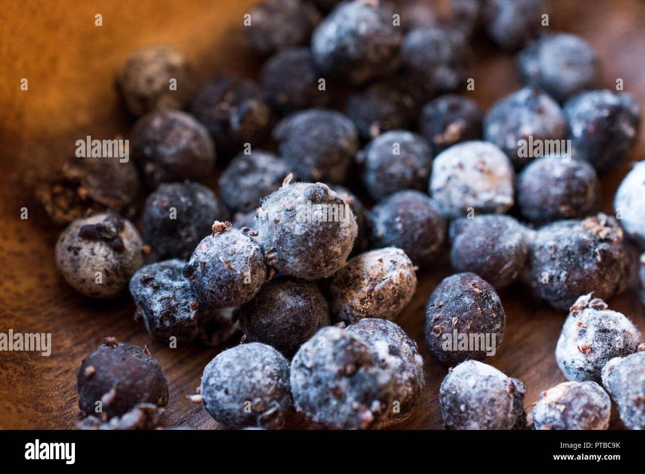 Nero greggio perle di tapioca in ciotola di legno. Prodotto organico. Foto Stock