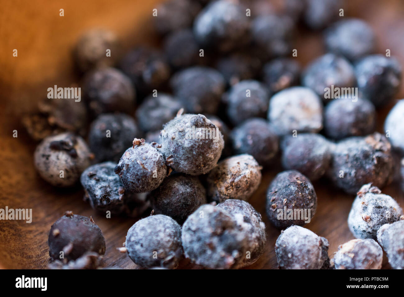 Nero greggio perle di tapioca in ciotola di legno. Prodotto organico. Foto Stock