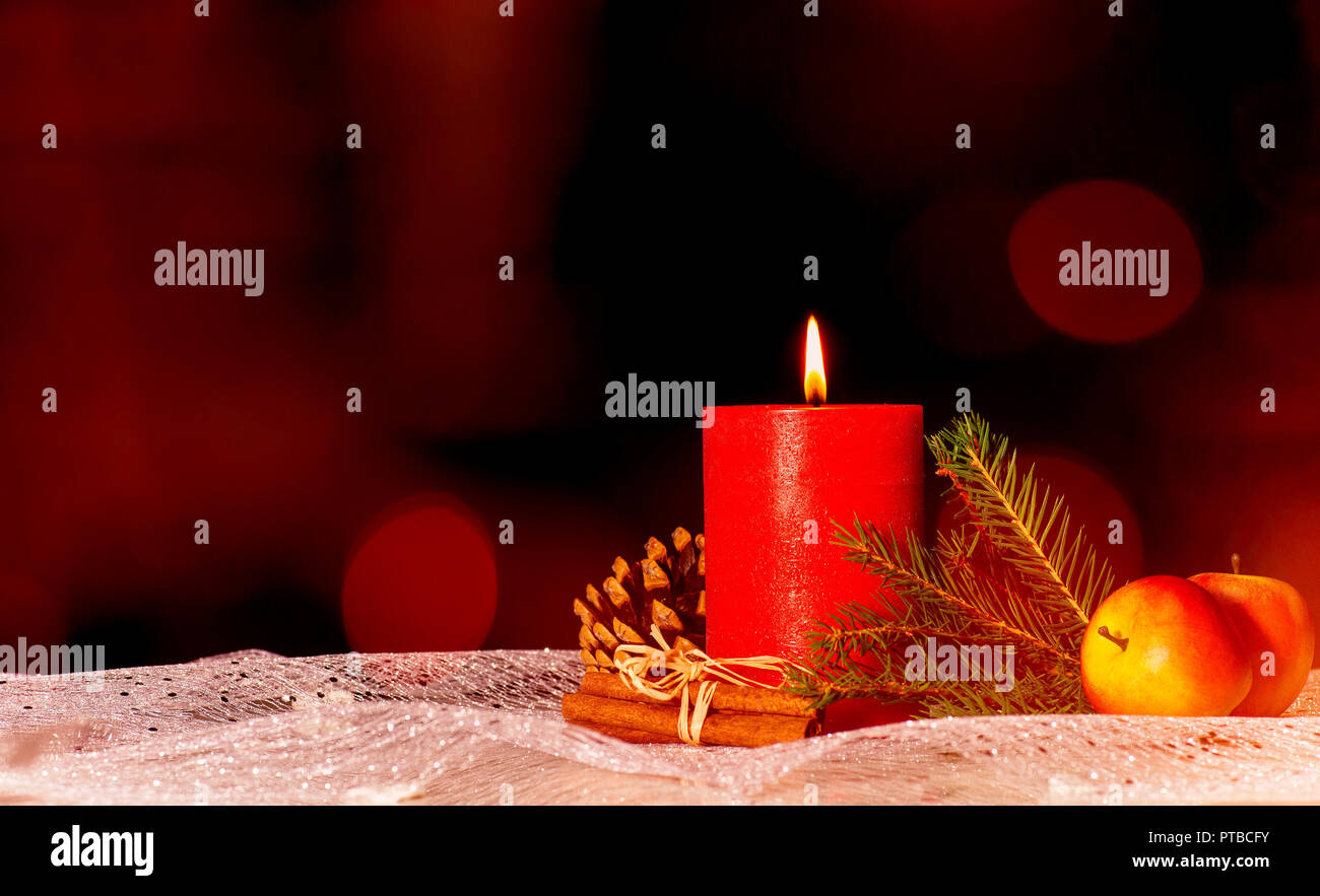 Candela rossa con decorazioni natalizie e spazio di copia Foto Stock
