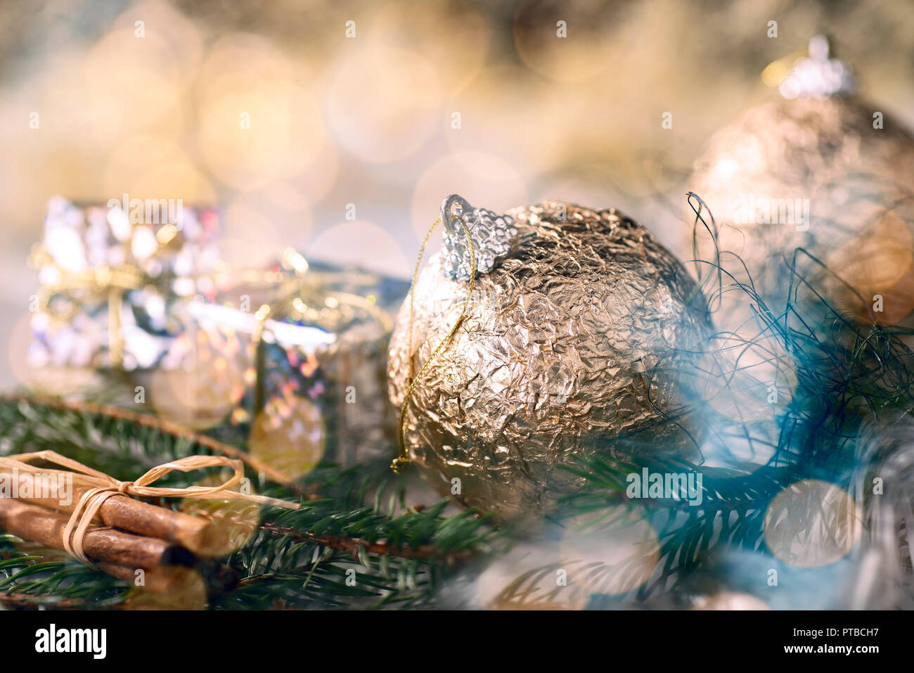 Golden baubles di natale e la decorazione di Natale con rami di abete Foto Stock