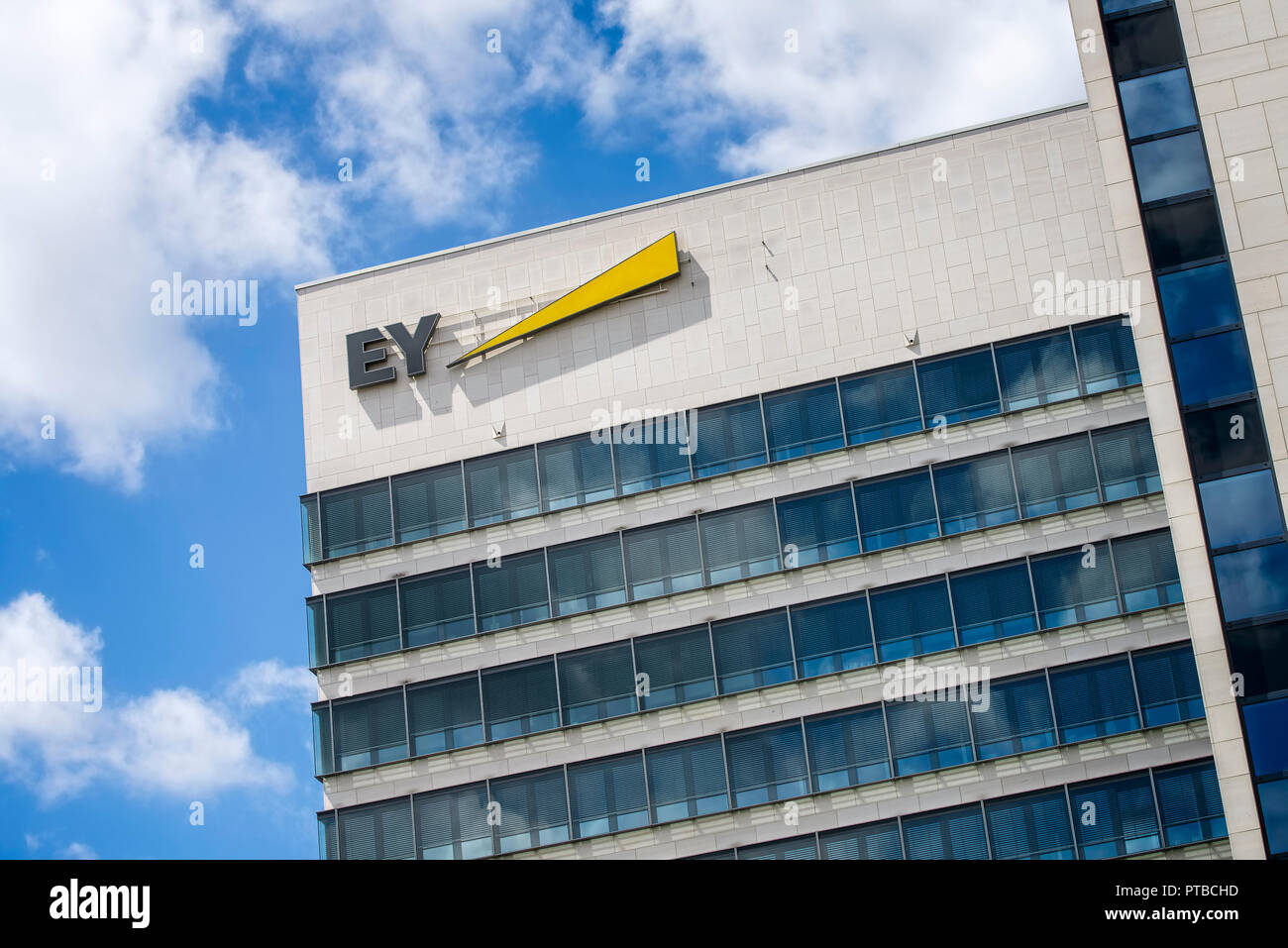 Il logo di Ernst & Young sulla costruzione di ufficio di Eschborn / Francoforte Foto Stock
