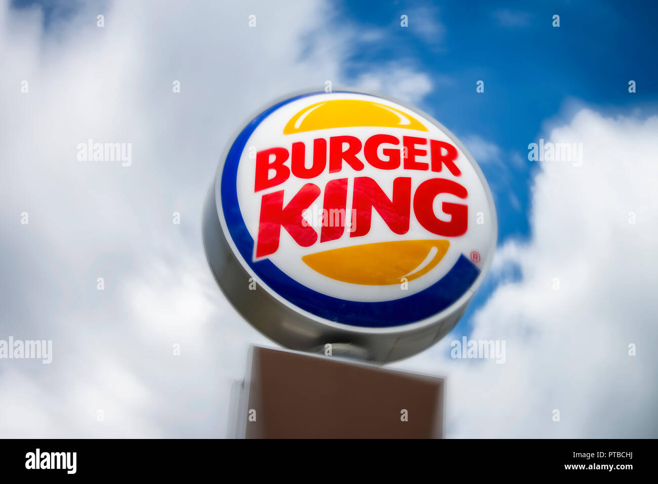 Pubblicità segno un Burger King ramo nella parte anteriore del cielo nuvoloso Foto Stock