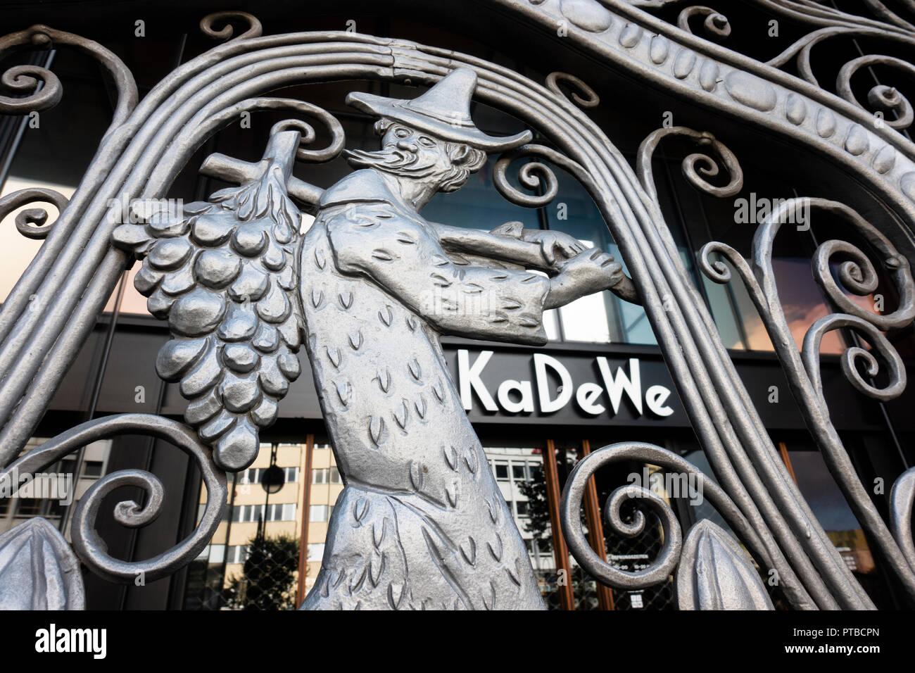 Esterno del grande magazzino KaDeWe con cancelli ornati chiuso il giorno festivo, Berlino, Germania Foto Stock