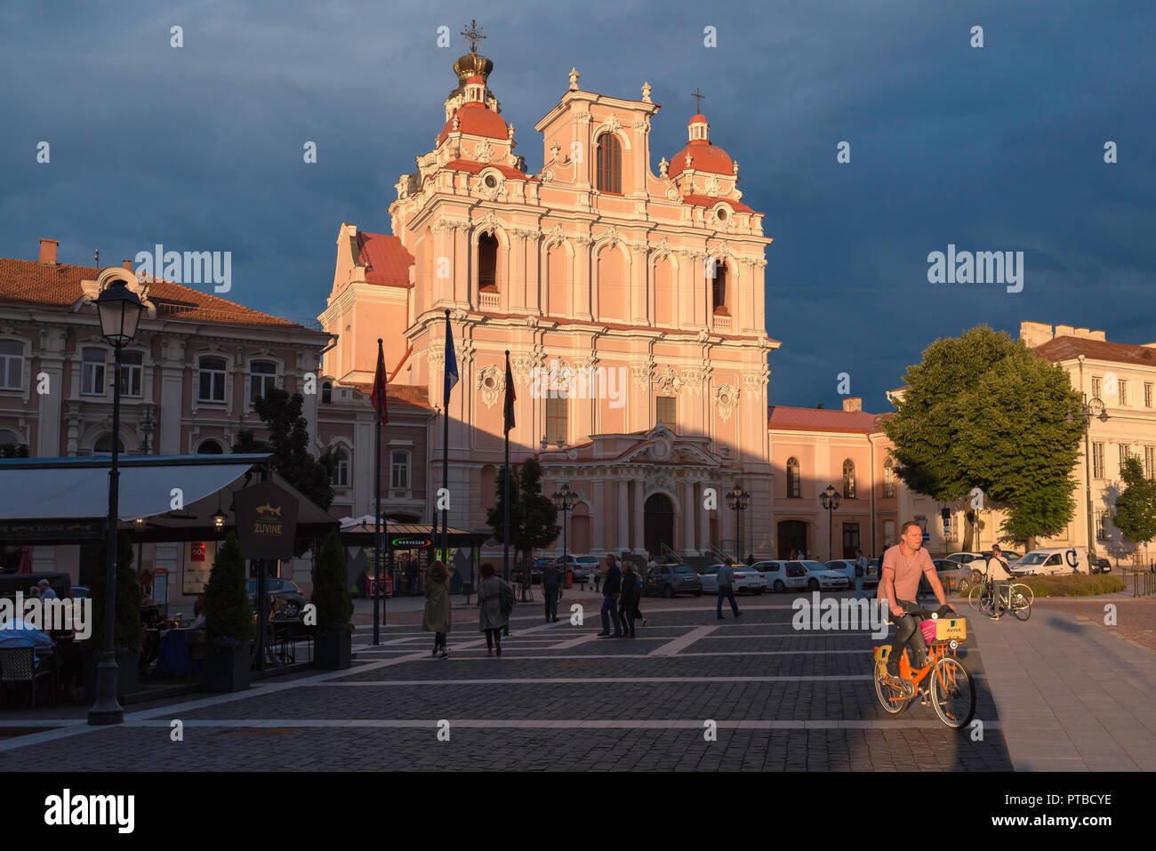 La città vecchia di Vilnius, vista al tramonto della facciata barocca di san Casimiro la Chiesa in piazza del Municipio nella città vecchia di Vilnius, Lituania. Foto Stock