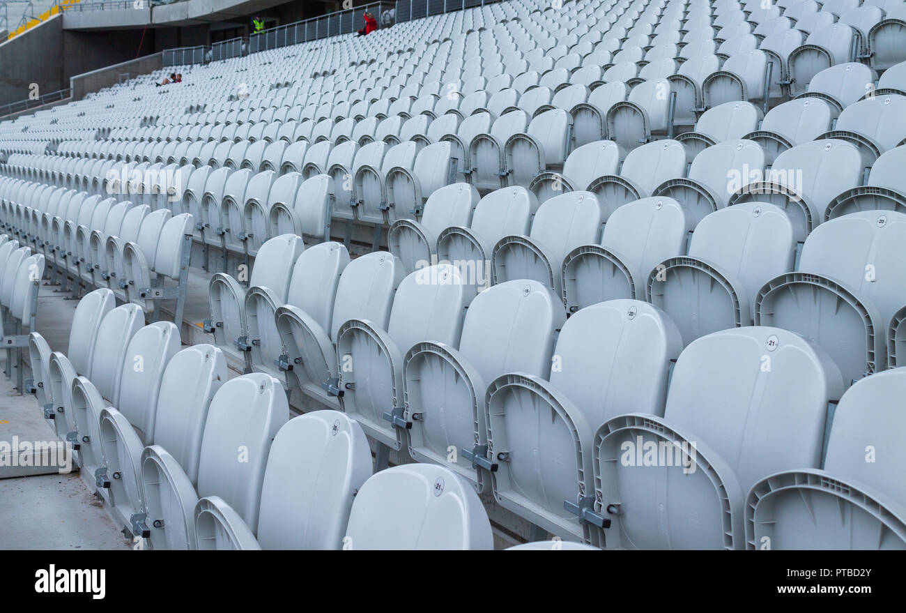 Righe vuote di sedili in plastica in uno stadio sportivo Foto Stock