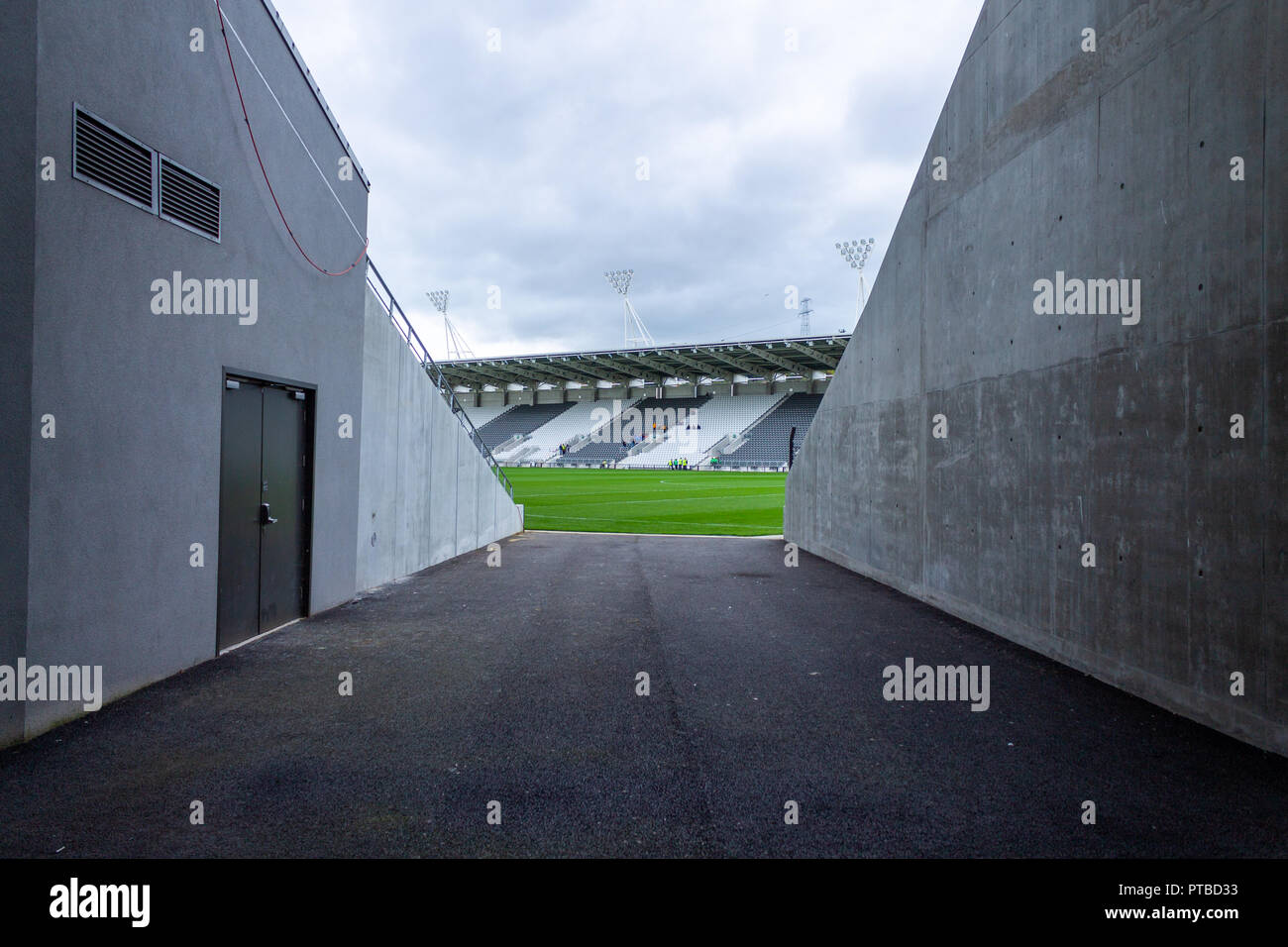Vista di un tunnel che conducono il passo a pairc ui chaomh gaa football Stadium nella città di Cork in Irlanda Foto Stock