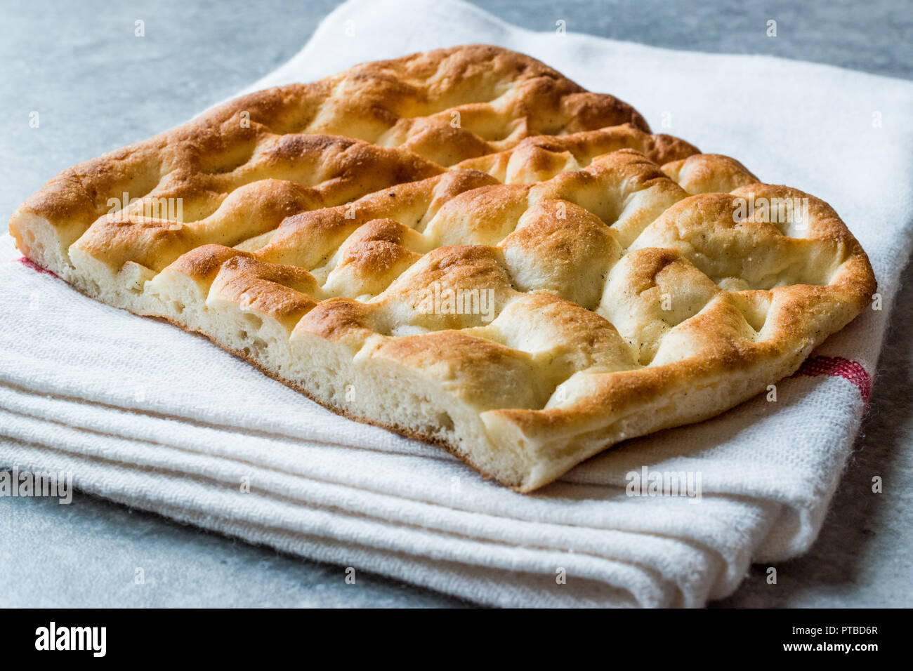 Pane turco Tirnak Pide o Pita per kebab. Tradizionale pasticceria da forno. Foto Stock