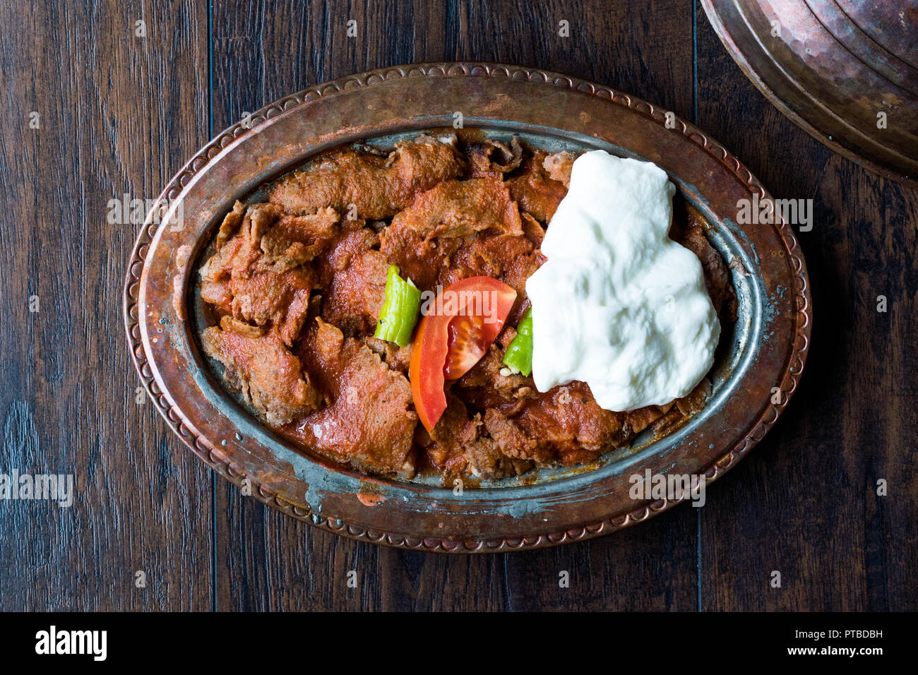 Iskender Döner / Turco cibo tradizionale con yogurt in Rame antico  Plate.Organic cibo Foto stock - Alamy