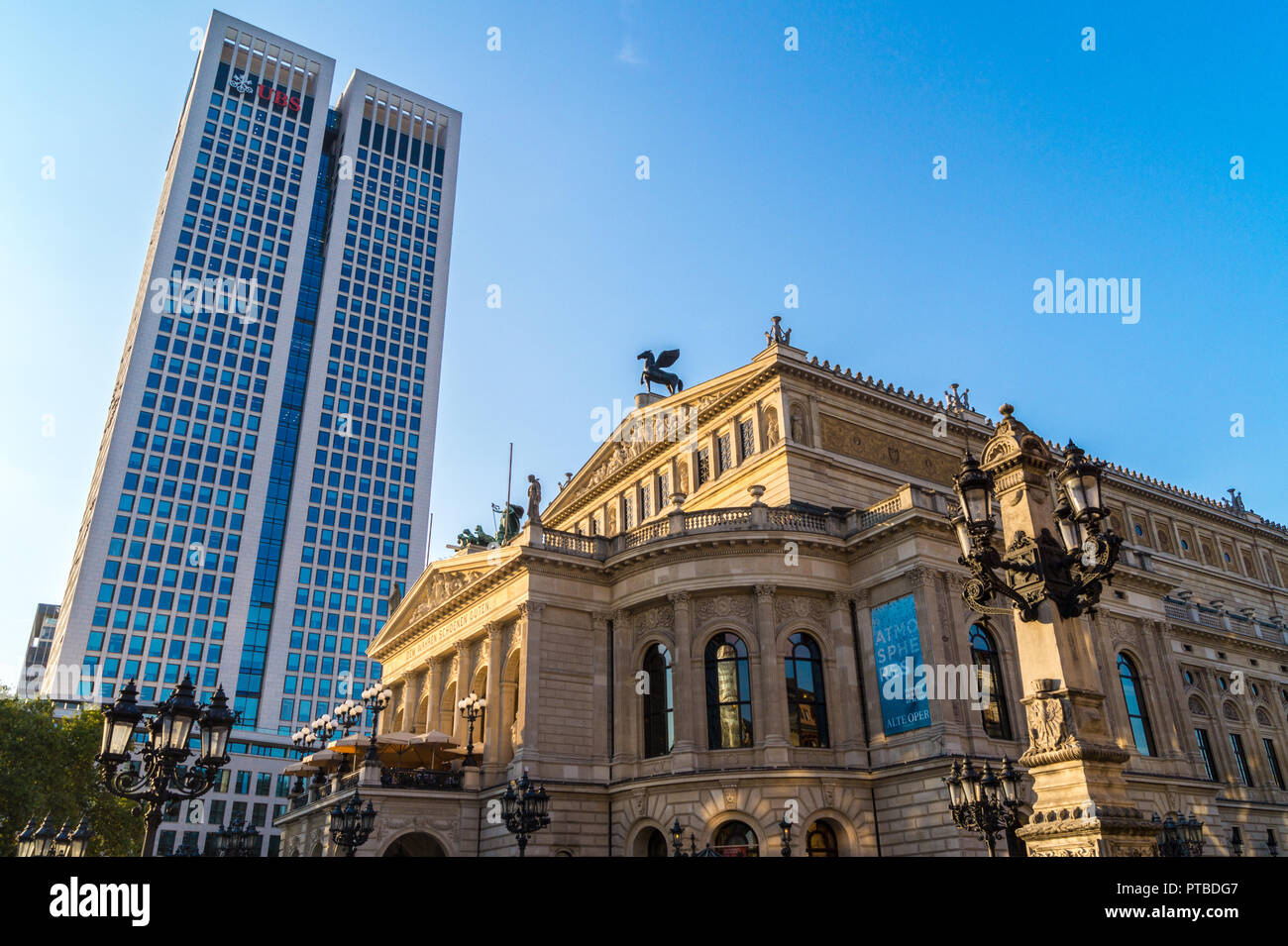 Alte Oper, old opera house, da Richard Lucae, 1880, e UBS tower, Opernplatz, Francoforte, Hessen, Germania Foto Stock