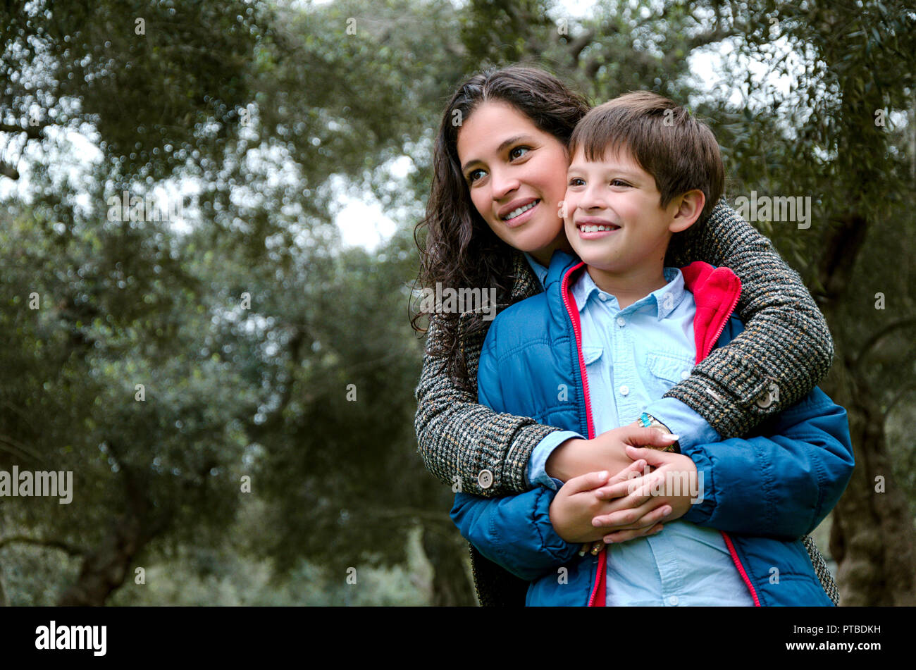 Ritratto di una madre con il figlio adolescente. Tenerezza e amore, famiglia multinazionale Foto Stock