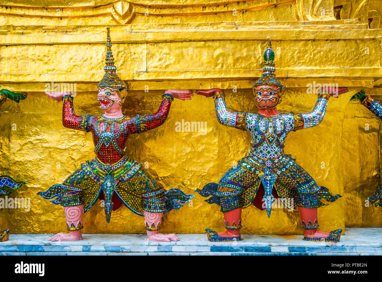 Dettaglio della decorazione esterna di Ubosoth, al Wat Phra Kaew Tempio del Buddha di Smeraldo di Bangkok, Tailandia Foto Stock