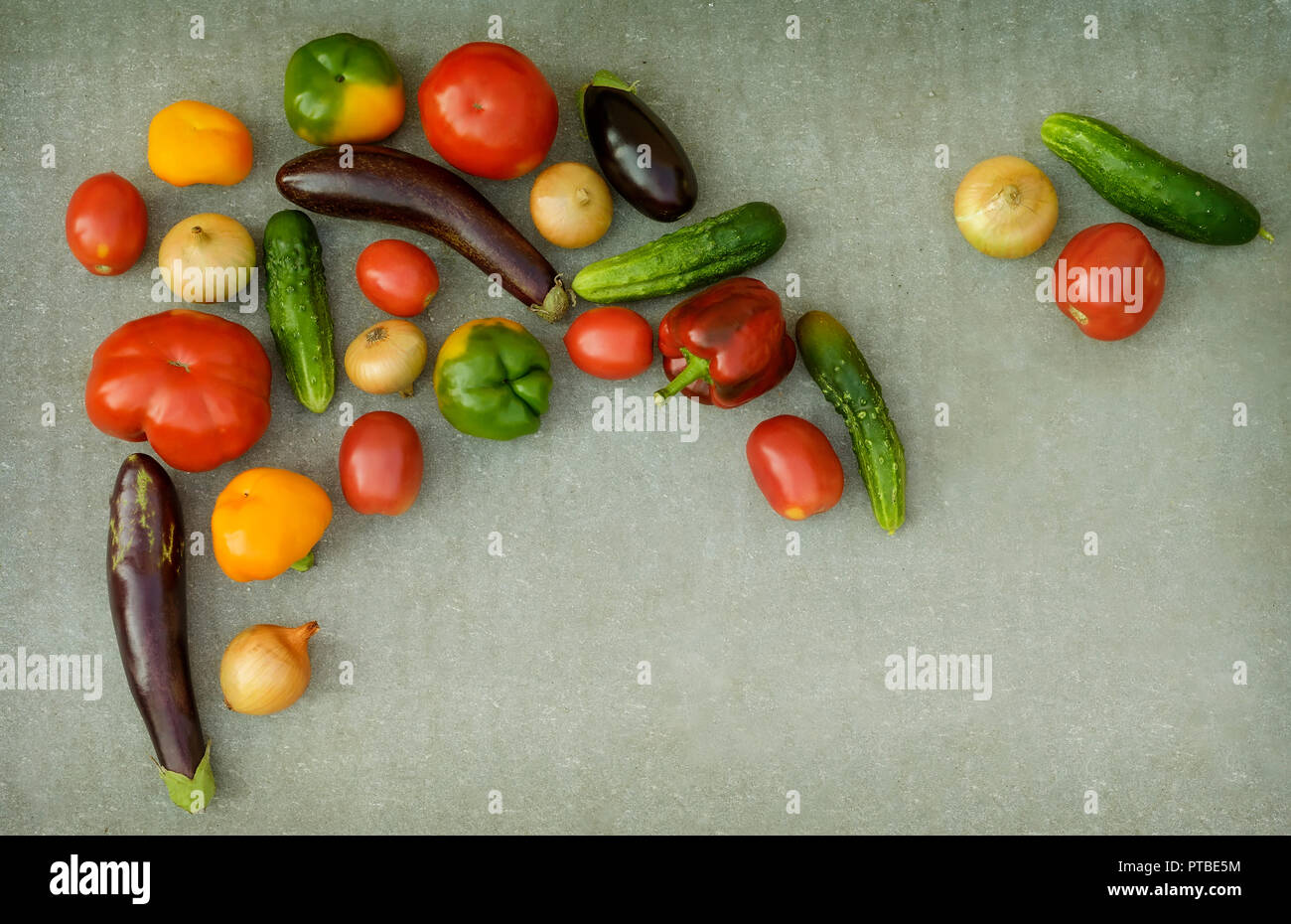 Varietà di verdure fresche su sfondo grigio. Foto Stock