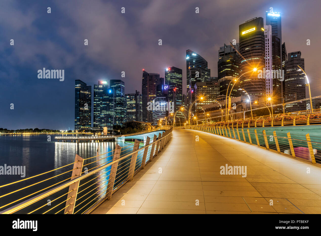 Skyline della città di notte, Singapore Foto Stock