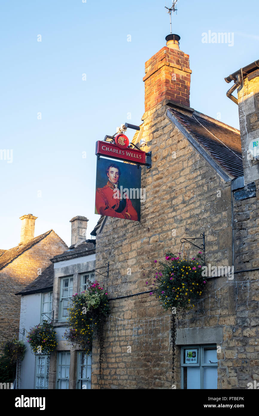 Il duca di Wellington pub firmare al mattino presto in autunno. Bourton sull'acqua, Cotswolds, Gloucestershire, Inghilterra Foto Stock