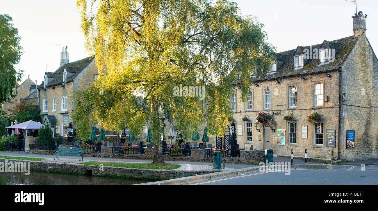 Old Manse Hotel nelle prime ore del mattino in autunno. Bourton sull'acqua, Cotswolds, Gloucestershire, Inghilterra. Vista panoramica Foto Stock