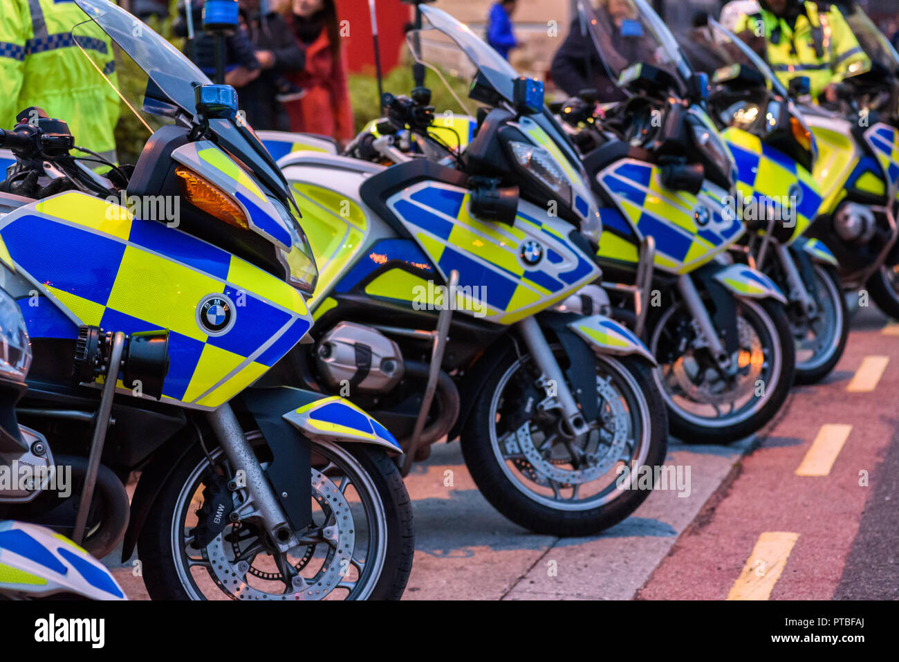 Un gruppo di agenti di polizia con i motocicli nel centro di Liverpool. Foto Stock