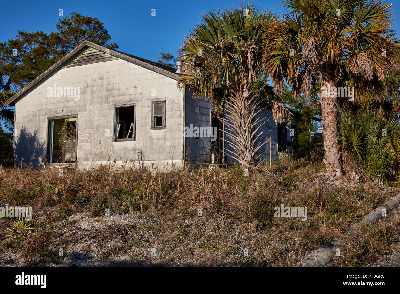 Abbandonato edificio militare sui terreni della ex base militare degli Stati Uniti d America Camp Murphy, ora Johathan Dickinson State Park, Florida Foto Stock