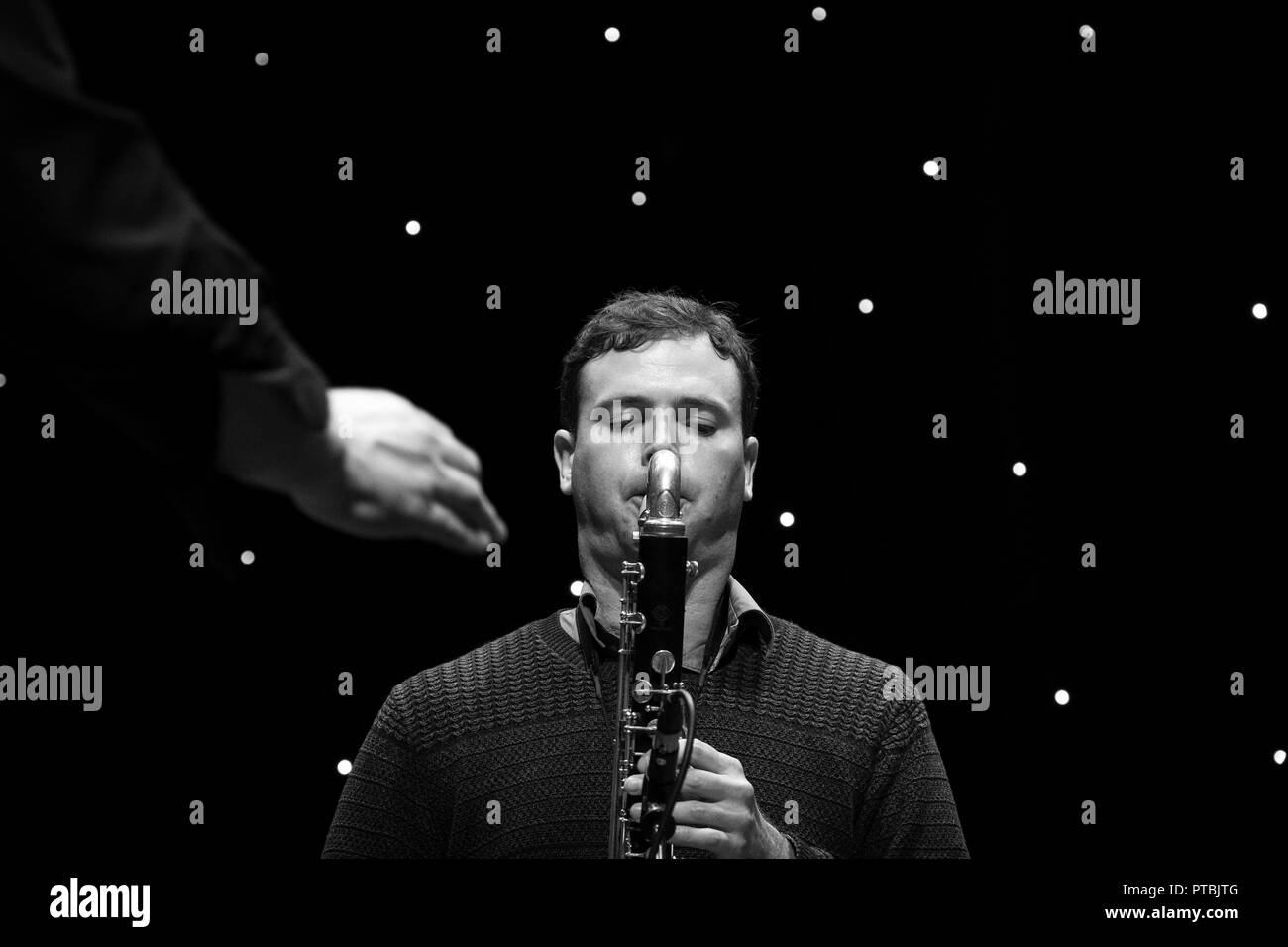 James assoli di Allsop con Stan Sulzmann dell Orchestra al neon, Scarborough Jazz Festival 2018 Foto Stock