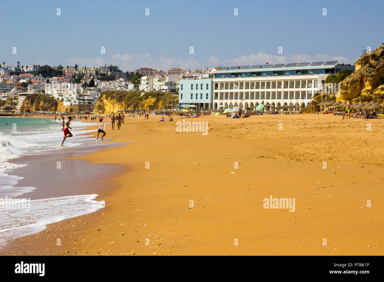 28 settembre 2018 una vista lungo la Praia do Inatel verso la Città Vecchia Albuferia su Algarve con lettini per prendere il sole e sabbia Foto Stock