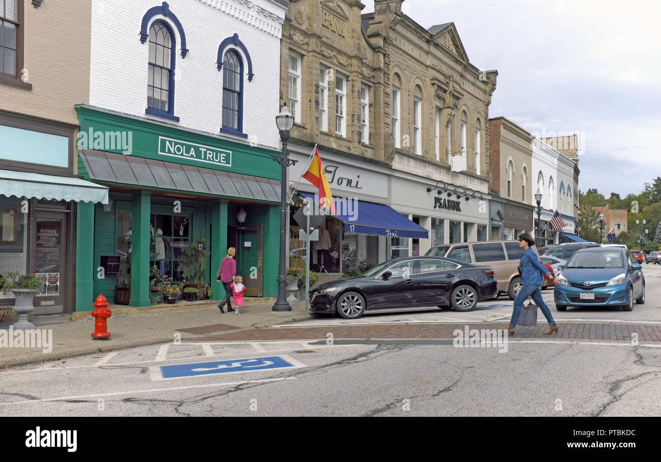 Il villaggio di Chagrin Falls nel nordest Ohio è un raffinato exurb di Cleveland con un centro di pittoreschi negozi boutique e ristoranti. Foto Stock